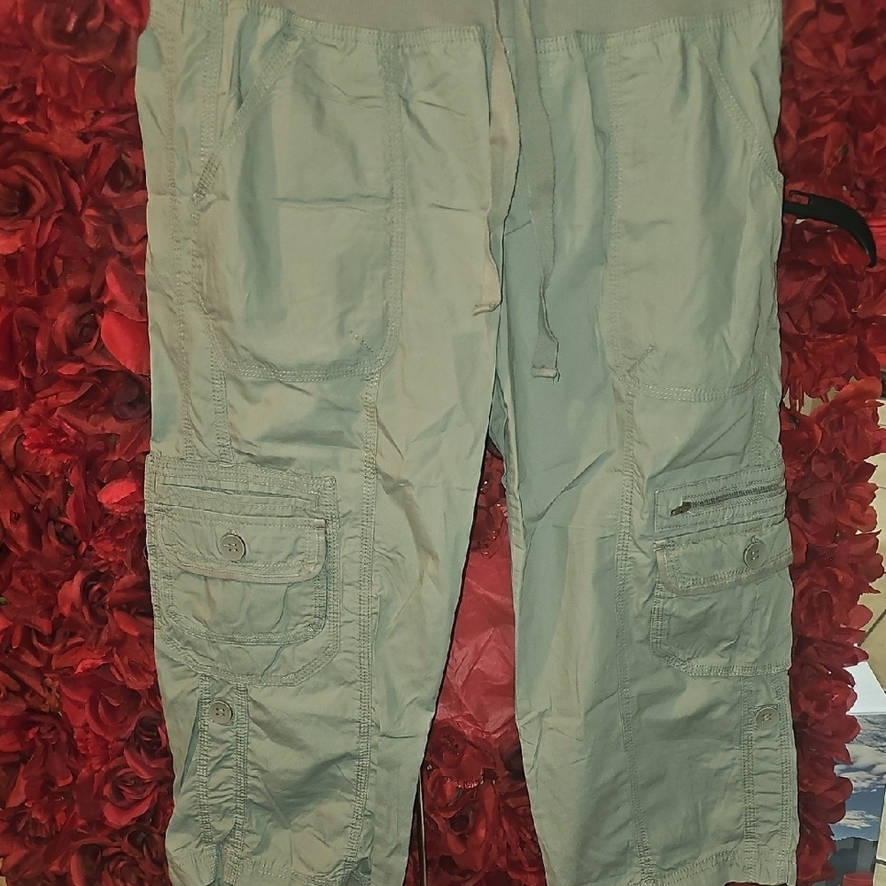 G.H. Bass & Co. Olive Cargo Capri Pants Size Medium LIKE NEW